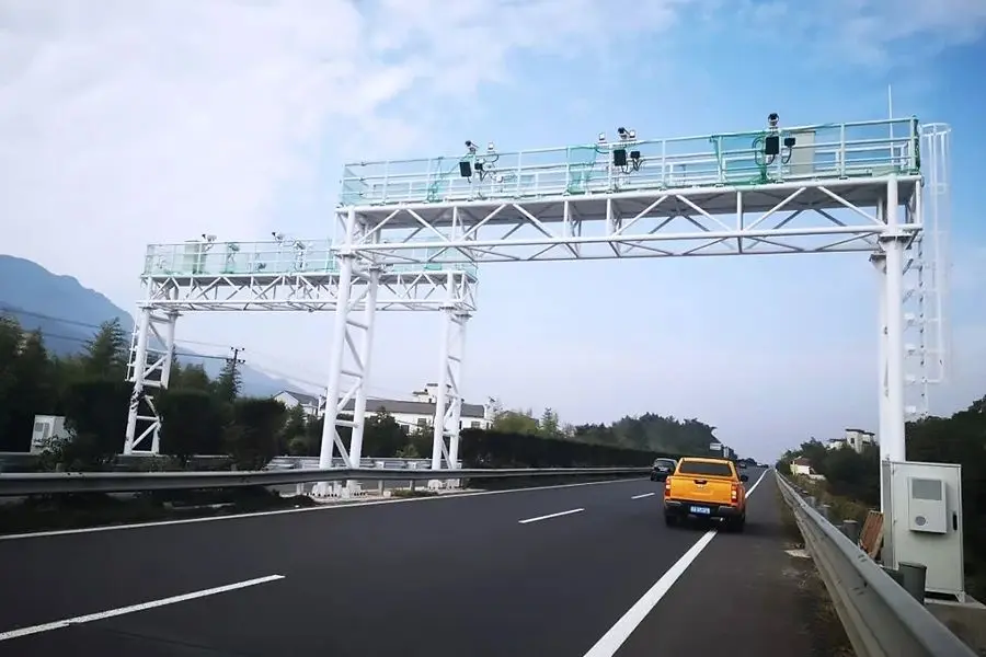 All in One Computer coordinating power for outfield device along expressway